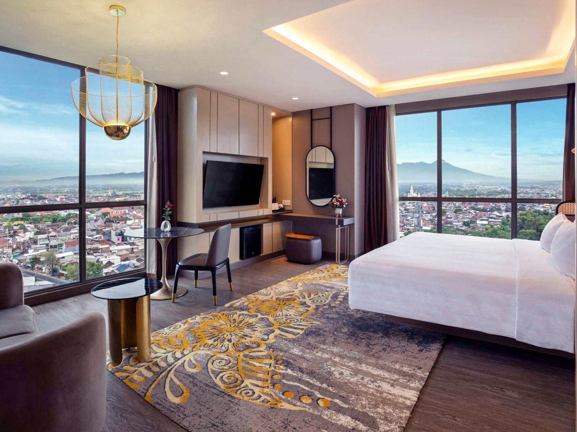 Grand Mercure Malang Exterior photo