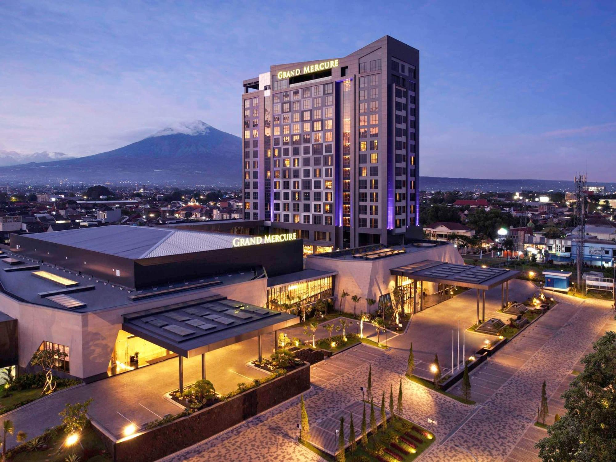 Grand Mercure Malang Exterior photo
